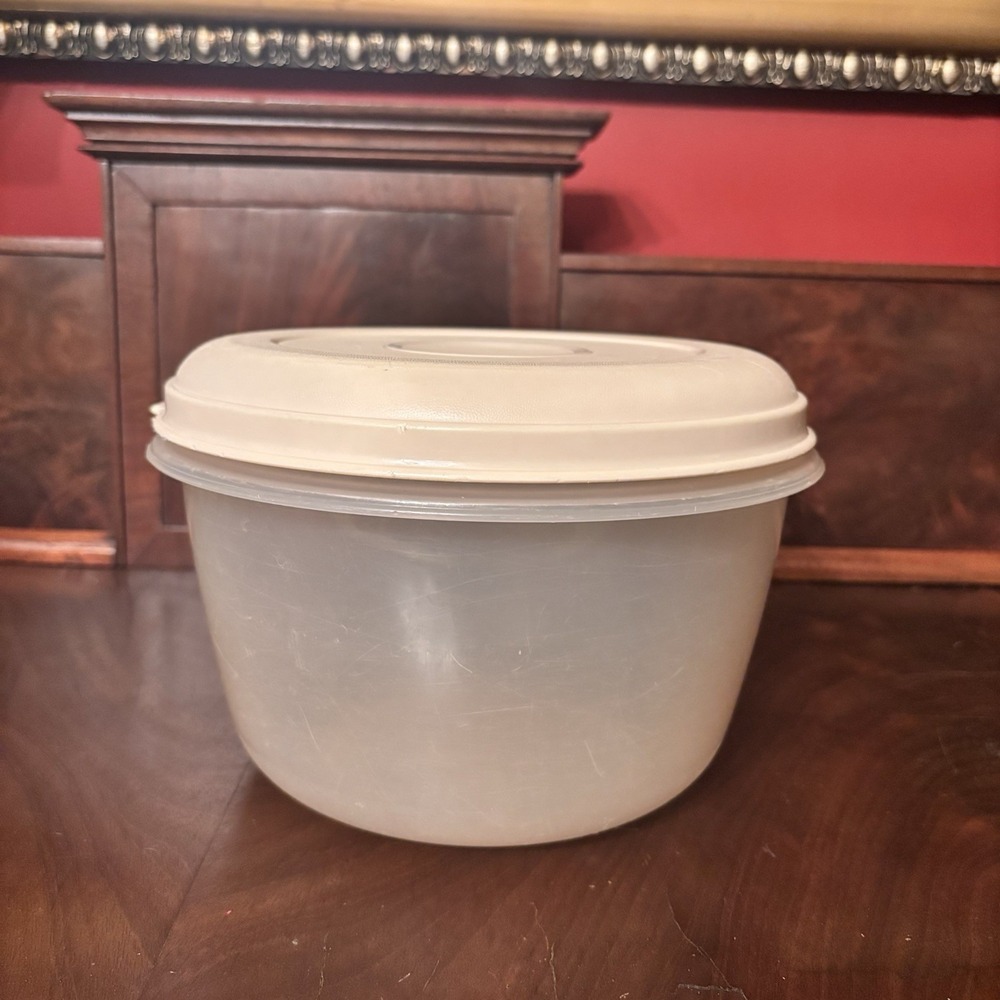 Vintage Rubbermaid Servin Saver #4 Round 12 Cup Food Storage Container
